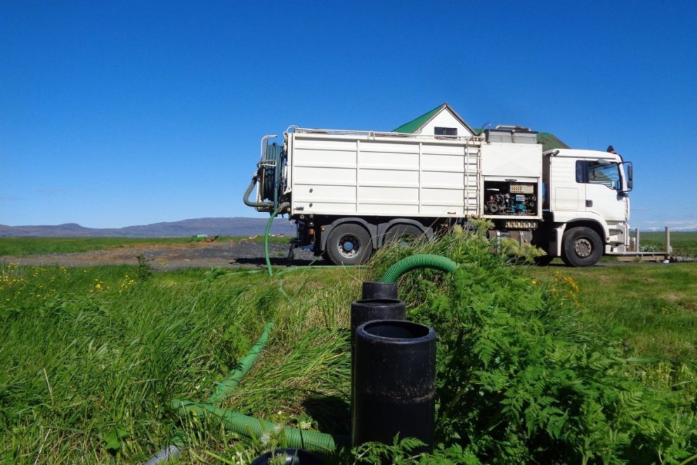 Hreinsun rotþróar í gangi