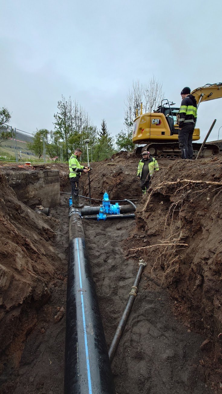 Vinna við stofnlögn á Seyðisfirði