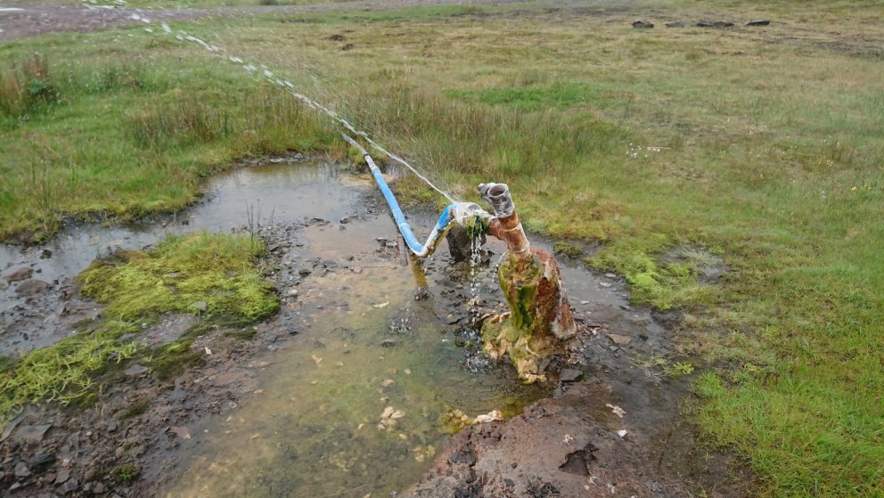 Heitt vatn rennur úr holu 28