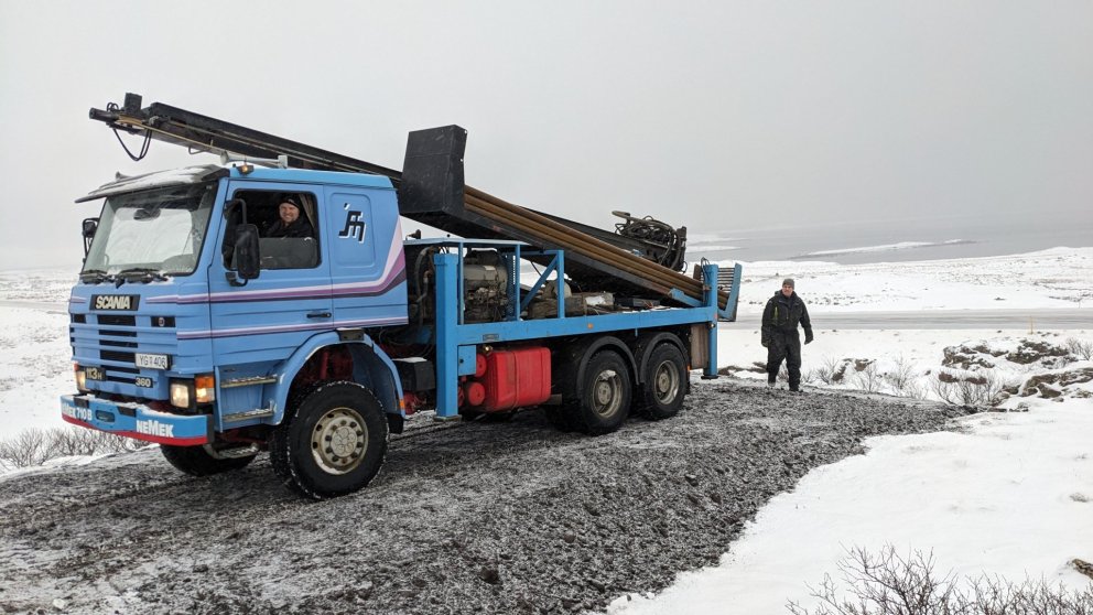 Borbræður og Blámi koma sér fyrir á borplani í hríðarveðri.