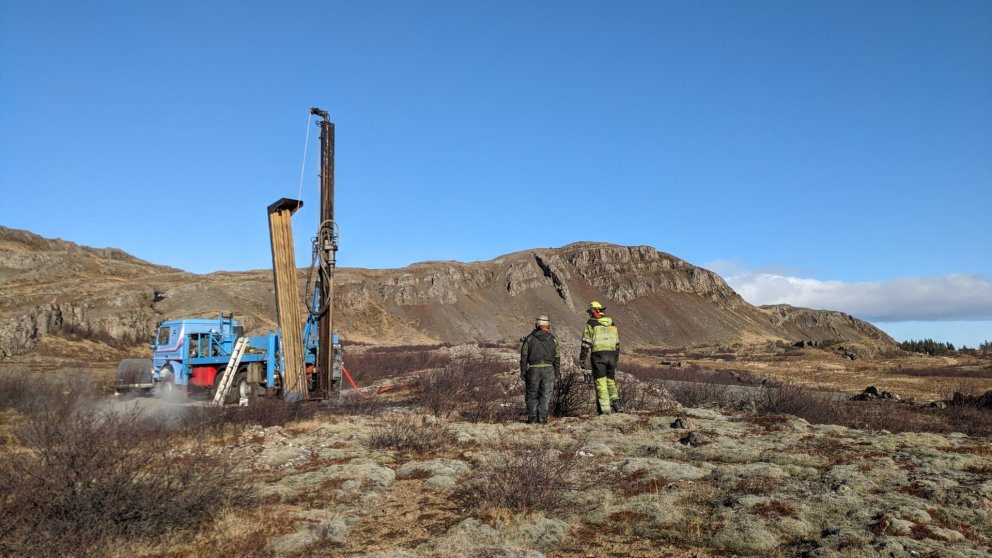 Borbræður og borinn Blámi í blíðskaparveðri.