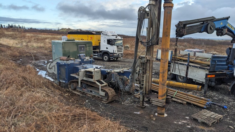Borinn Árni sem mun bora 400 m holu á Seyðisfirði á næstu vikum. Mynd frá Djúpavogi við borun DPV-36&hellip;