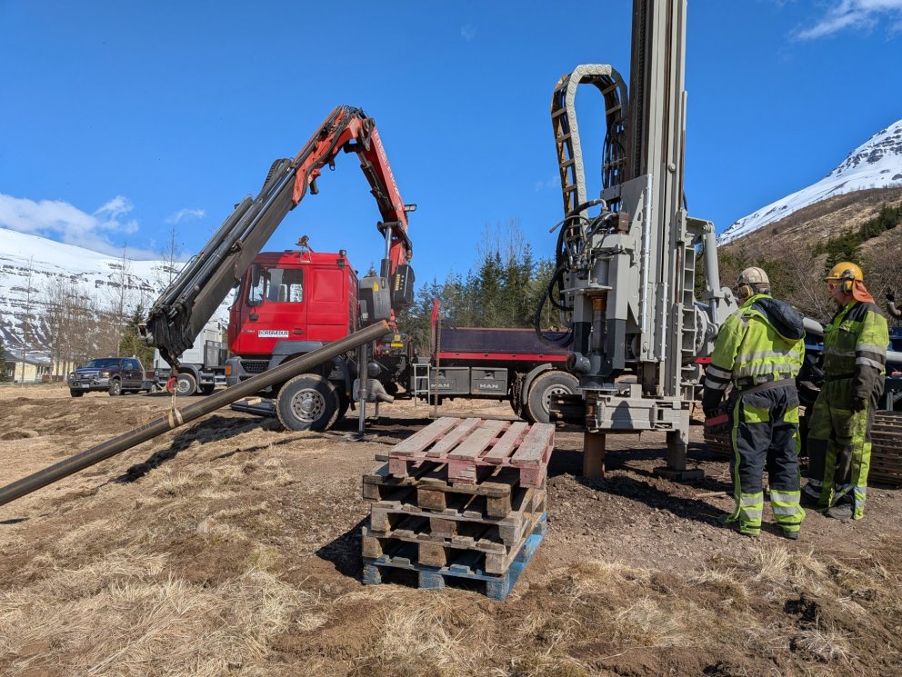 Borun SEY-27 er hafin. Hér eru Borbræður að setja niður fóðringar.