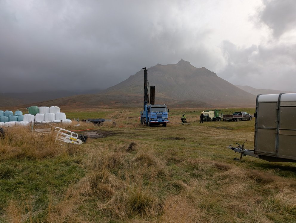 Blámi með Staðarfjall í bakgrunn.
