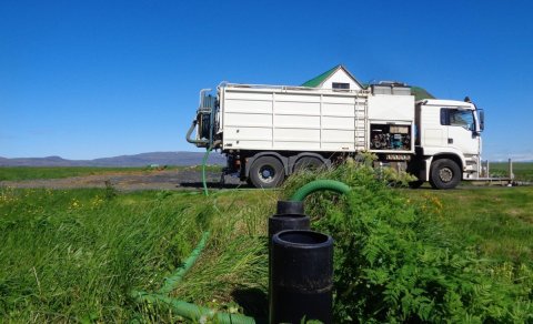 Hreinsun rotþróar í gangi