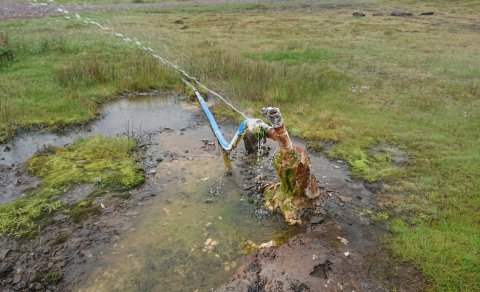 Heitt vatn rennur úr holu 28