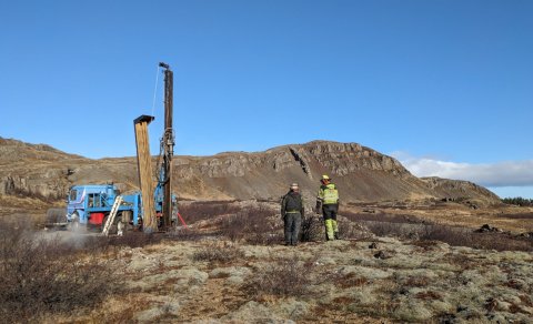 Borbræður og borinn Blámi í blíðskaparveðri.